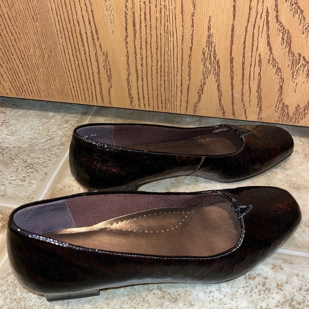Trotters Women’s Chocolate Brown Patented Leather Low Heel Pumps Sz-7.5N